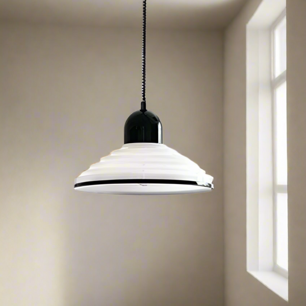Fransk Vindlampa I Krämfärgat Glas