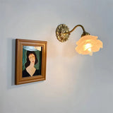 Vintage Vägglampa I Koppar Med Blomblad Av Glas